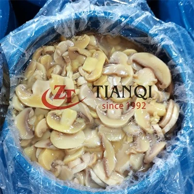 Cogumelo champignon salgado em grandes tambores azuis